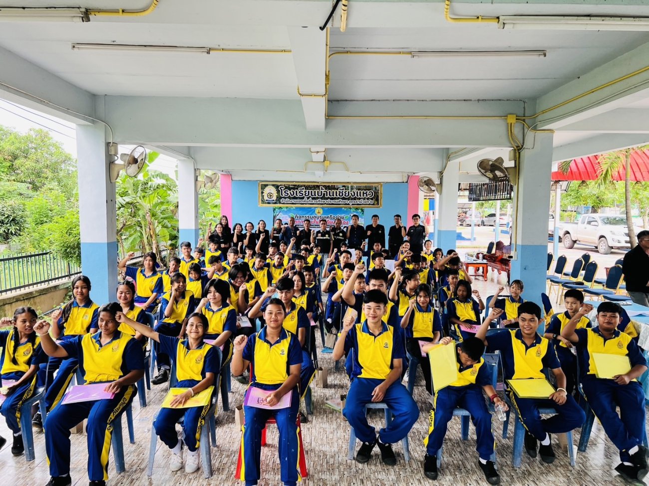 วันนี้ 21 กรกฎาคม 2569 เวลา 09.00 น. นายวีระวัฒน์ วงษ์ศรีรักษา นายกเทศมนตรีตำบลเชียงแหว เป็นประธานในพิธีเปิดกิจกรรมอบรมเครือข่ายการจัดการขยะในโรงเรียนนำร่อง โรงเรียนบ้านเชียงแหว ภายใต้โครงการคัดแยกขยะในชุมชน ประจำปีงบประมาณ พ.ศ. 2569 ณ โรงเรียนบ้านเชียงแหว โดยมีคณะผู้บริหารเทศบาลตำบลเชียงแหว ปลัดเทศบาลตำบลเชียงแหว นายอนันต์ รามโคตร ผู้อำนวยการโรงเรียนบ้านเชียงแหว คณะครู นักเรียน และพนักงานเทศบาลตำบลเชียงแหว เข้าร่วมกิจกรรมโดยพร้อมเพรียงกัน  การจัดกิจกรรมในครั้งนี้มีวัตถุประสงค์เพื่อเสริมสร้างความรู้ ความเข้าใจเกี่ยวกับการจัดการขยะมูลฝอยในสถานศึกษาให้แก่นักเรียน ส่งเสริมให้มีพฤติกรรมการคัดแยกขยะอย่างถูกต้องตั้งแต่แหล่งกำเนิด ตลอดจนสามารถนำความรู้ที่ได้รับไปประยุกต์ใช้และขยายผลสู่ครอบครัว หมู่บ้าน และชุมชน อันจะนำไปสู่การบริหารจัดการขยะมูลฝอยอย่างมีประสิทธิภาพตามหลัก 3Rs (Reduce, Reuse และ Recycle) และส่งเสริมการมีส่วนร่วมของทุกภาคส่วนในการสร้างสังคมที่สะอาด เป็นระเบียบ และเป็นมิตรต่อสิ่งแวดล้อมอย่างยั่งยืน